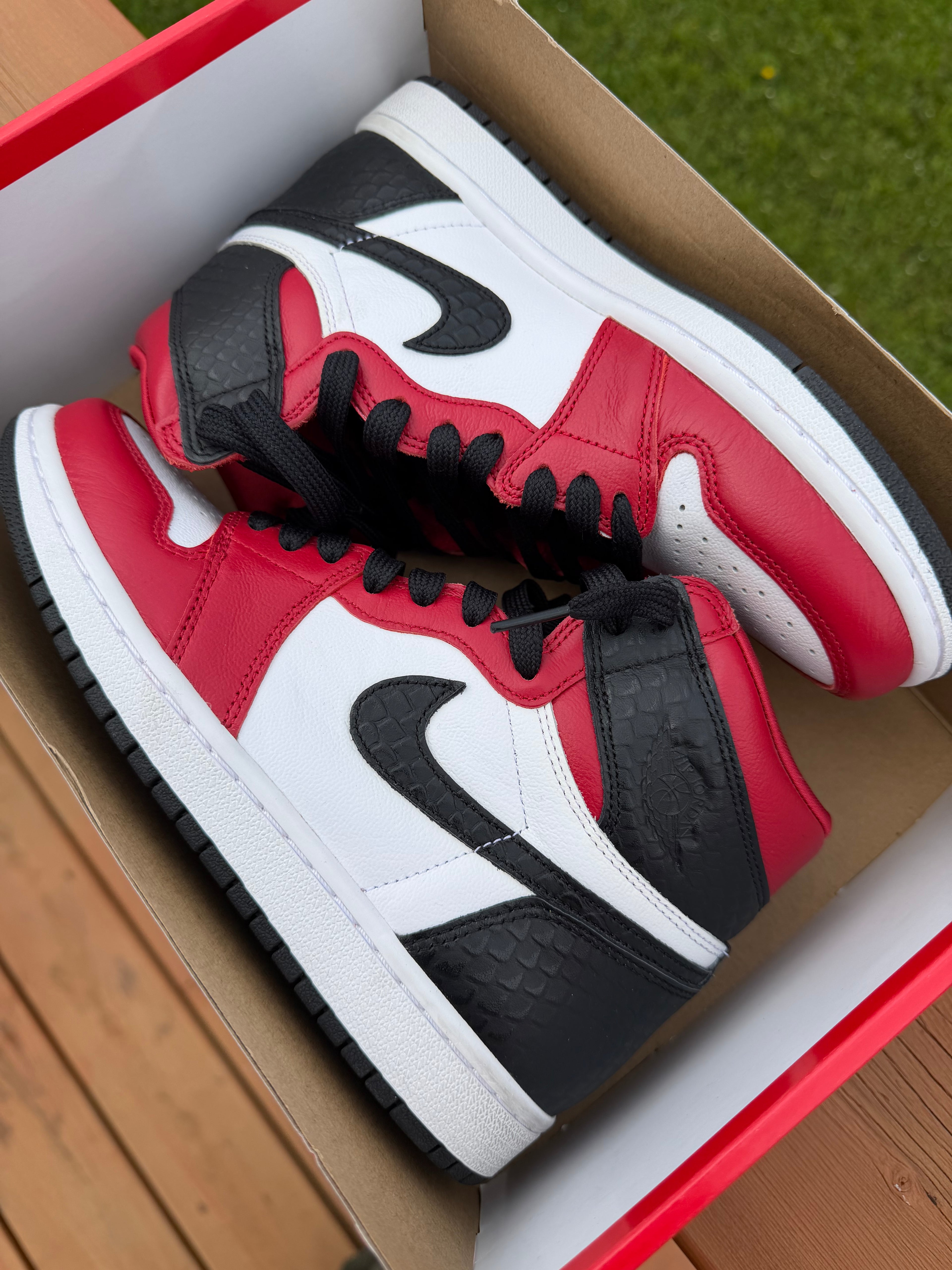 Jordan 1 Wmns Retro High "Satin Snake Chicago"
