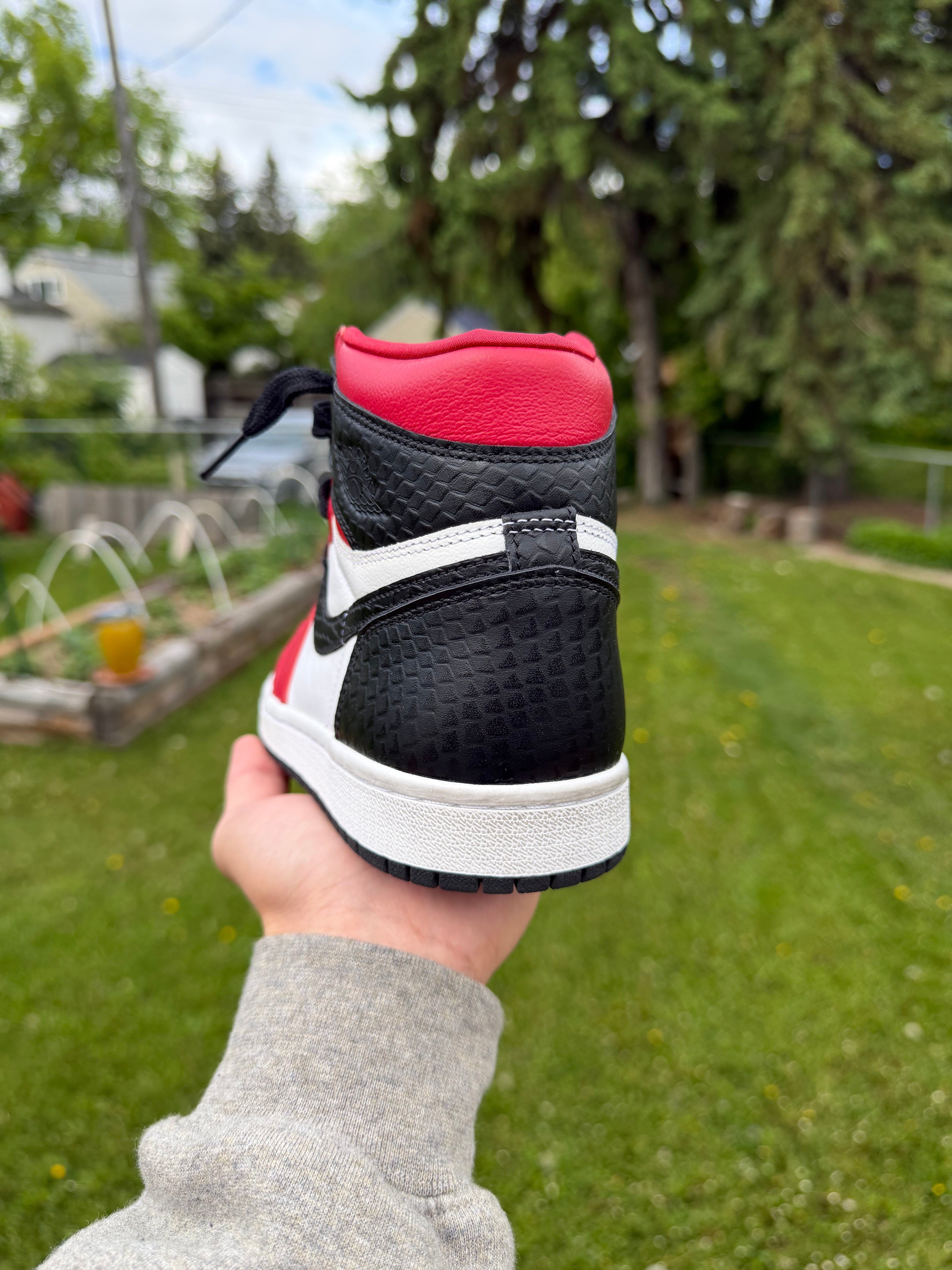 Jordan 1 Wmns Retro High "Satin Snake Chicago"